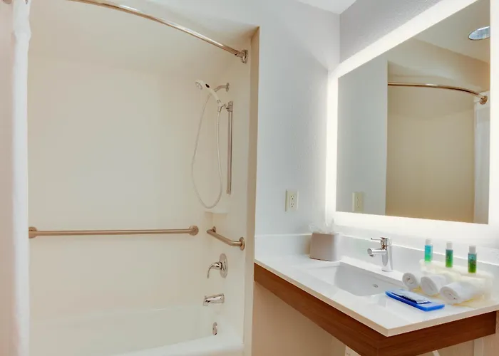 Cheap hotels Holiday Inn Express & Suites Orlando International Airport By Ihg